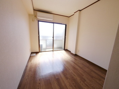 Other room space. Room veranda side