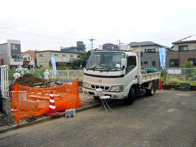 Local photos, including front road. Before road 4.3m