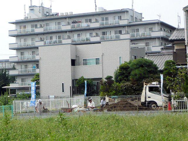 Local appearance photo. As you can see, All round a vacant lot!