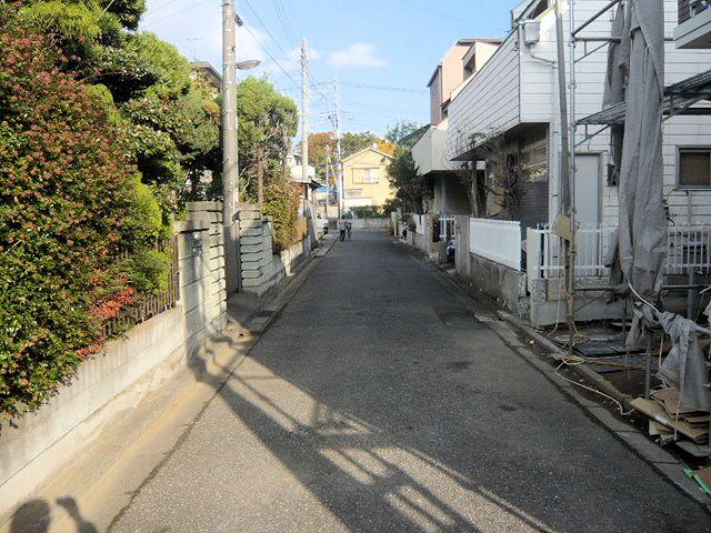 Local photos, including front road. 11 / 26 shooting. Road viewed from Property.