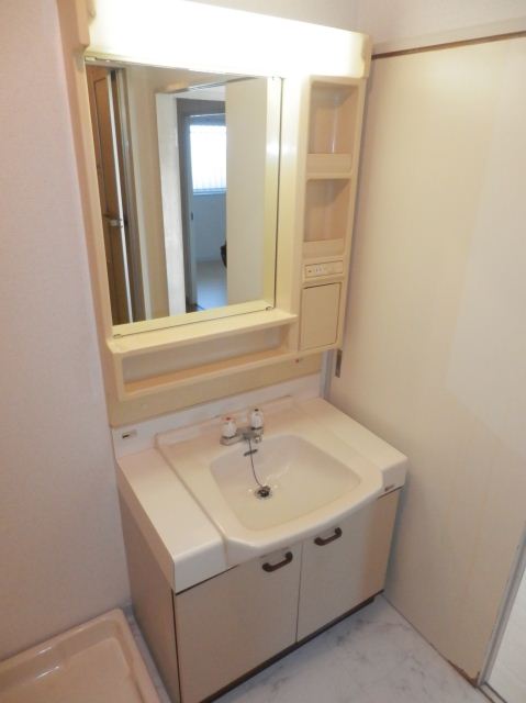 Washroom. Photo 205, Room reference.