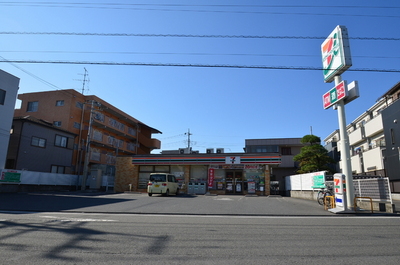 Convenience store. 550m to Seven-Eleven (convenience store)