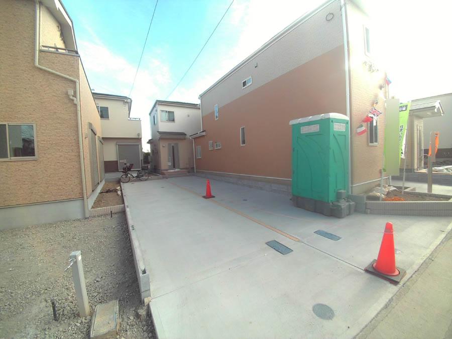 Local photos, including front road. We offer the same use the finished model house of this property. Please feel free to contact us.