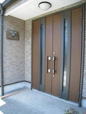 Entrance. The building entrance has been established the door ☆
