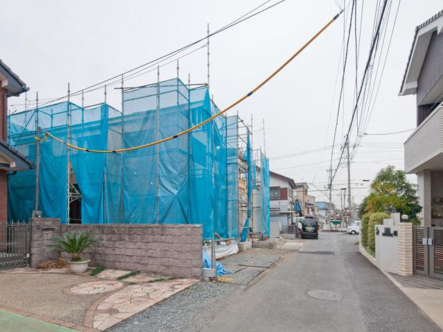 Local photos, including front road. ■ Room is a front road!