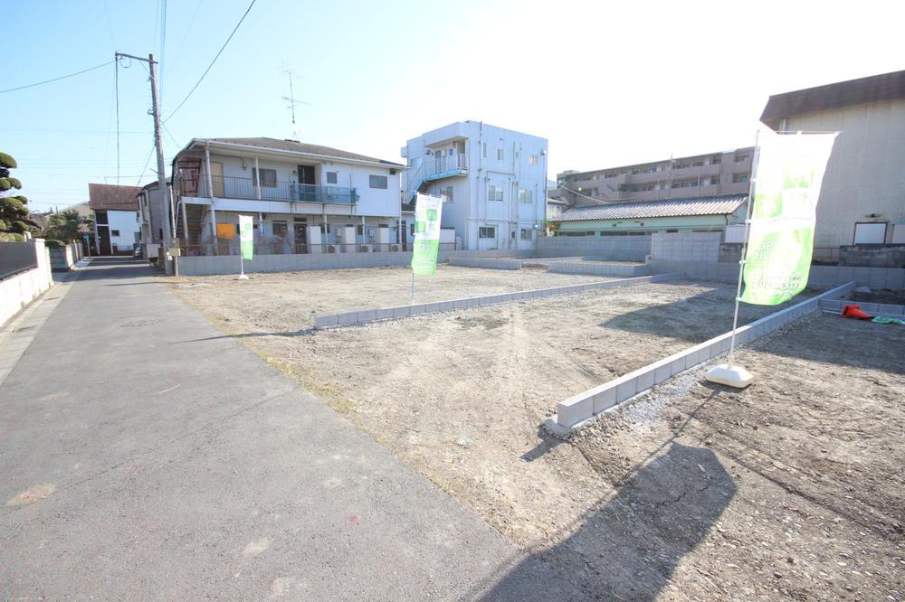 Local photos, including front road. All eight buildings of new construction is lined to the uncluttered streets.