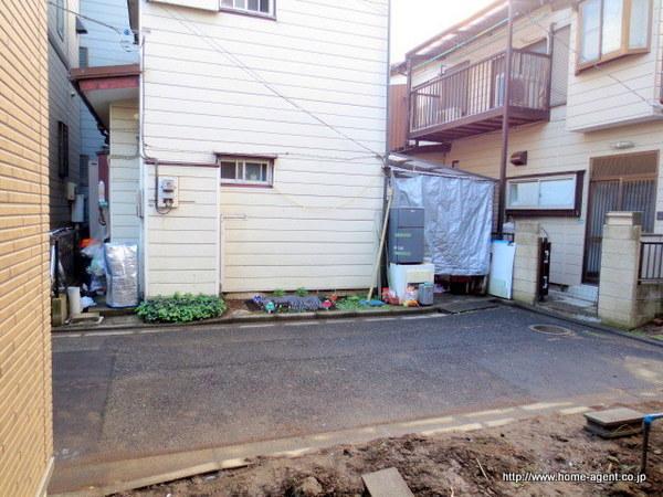 Local photos, including front road. Around it is also a quiet residential area