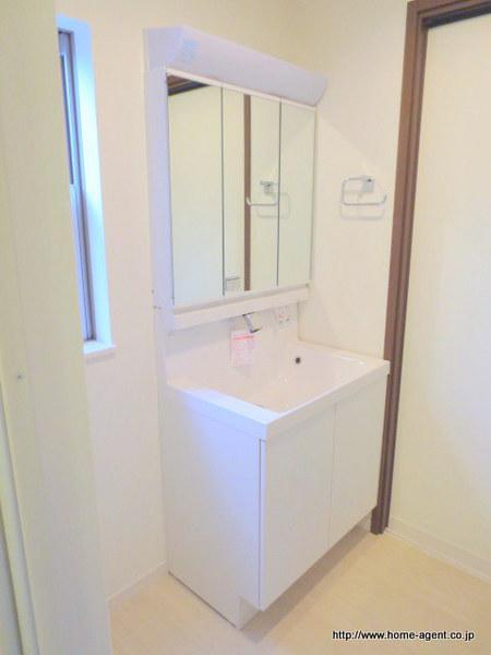 Wash basin, toilet. Convenient three-sided mirror type