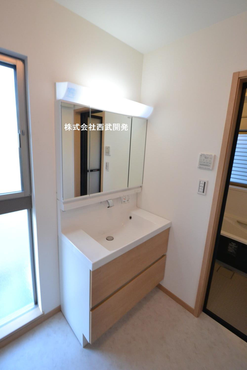 Wash basin, toilet. Indoor (12 May 2013) Shooting