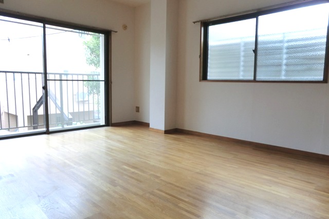 Living and room.  ☆ Day is good in the two-sided lighting ☆ 