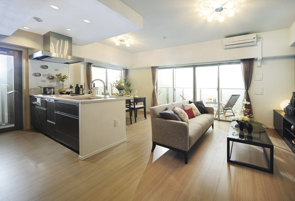 Living.  [living ・ dining] Two-plane daylight full of bright and airy, Family was realized the space that can be loose and relax meeting. Providing a door that you can enter and exit to the balcony to the C type of kitchen, It was consideration for day-to-day life.  ※ All indoor photos C type of published below. Some include a paid option (application end).