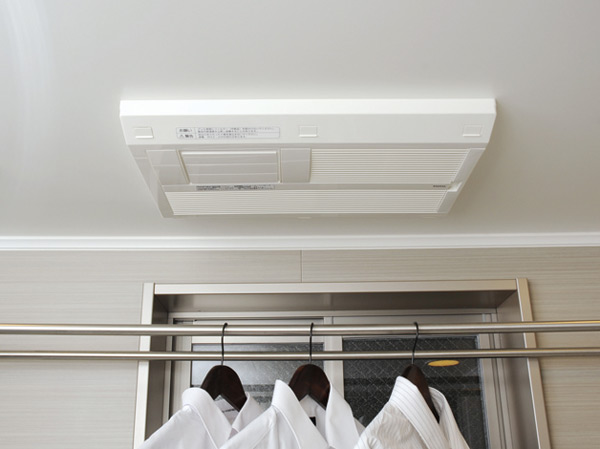 Bathing-wash room.  [Bathroom heating ventilation dryer] Cold wind swing in electric louver. Clothes dryer, Bathroom heating, Such as the cool breeze functions are available.