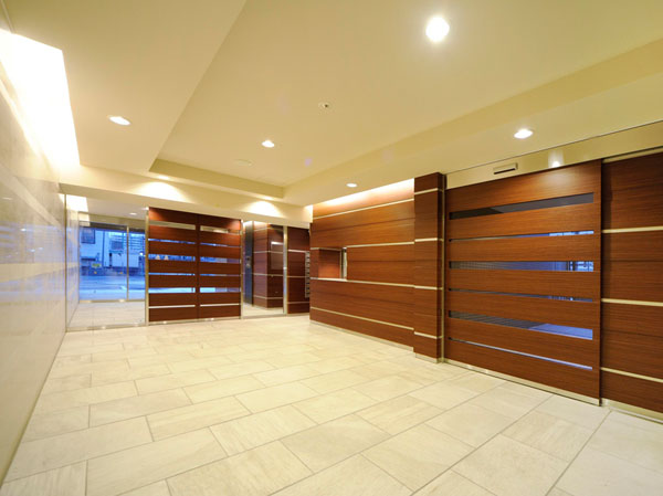 Buildings and facilities. Entrance Hall enhances the feeling of opening due to production of lighting that has been subjected to Orijo ceiling and various places, A stately worthy to be called the face of the house has been a public space.  ※ Entrance Hall photos (5 May 2012 shooting)