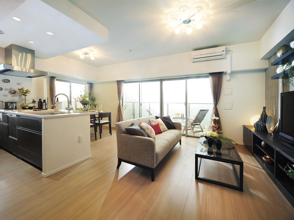 Room and equipment. Family gather Living, Born spread in space if you open the sliding door of a Japanese-style room, You can use both to suit the live people of style.  ※ Indoor photo of the web is, C type. Some include a paid option (application end).