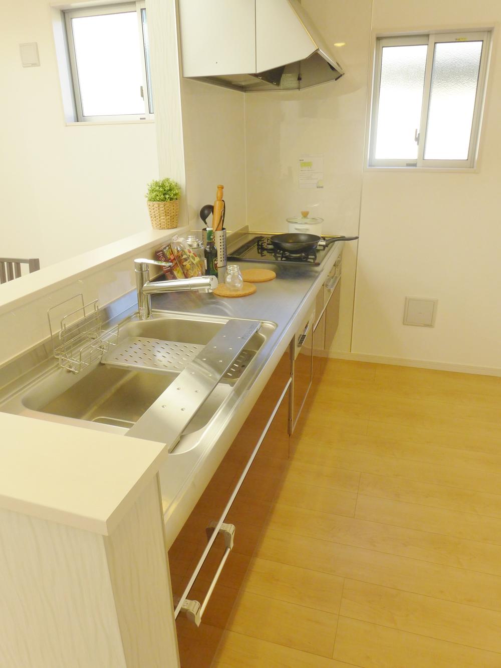 Kitchen. It overlooks the bright LDK from face-to-face kitchen. Glad to wife, Dishwasher comes with.