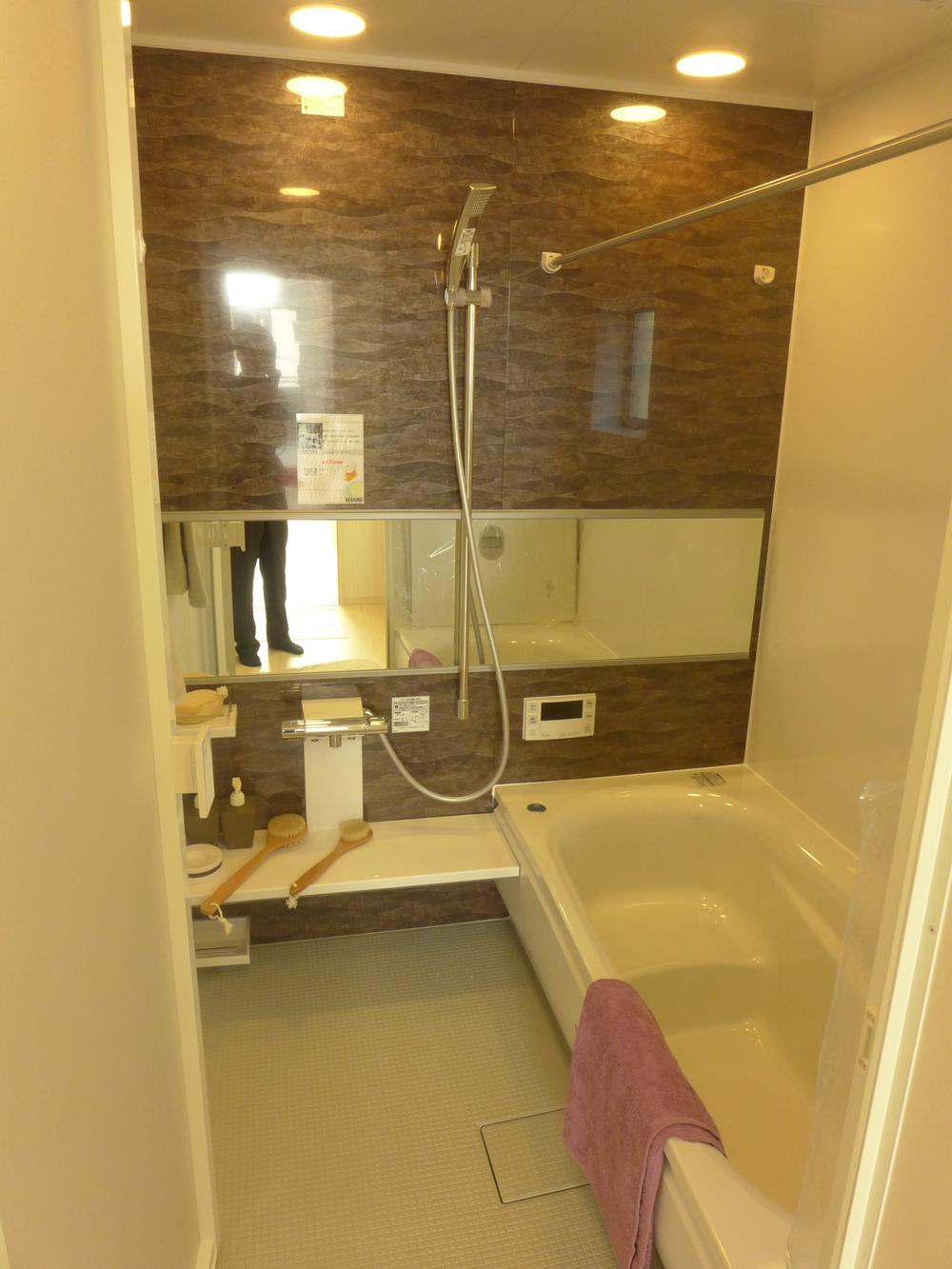 Bathroom. Bathroom massive walnut color flourish. The contrast between the white bathtub does not say anything. It is with heating dryer.