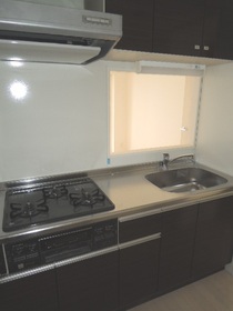 Kitchen. 3-neck gas system kitchen where the width of the cooking spread