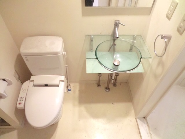 Washroom.  ☆ It is the washstand of Art ☆ 