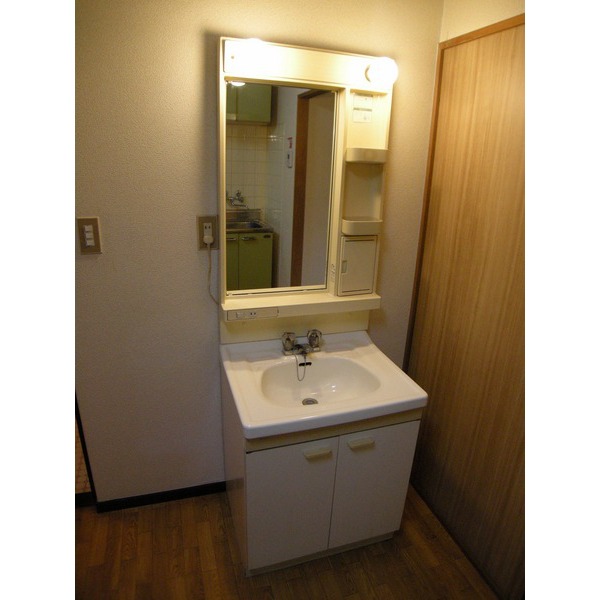 Washroom. Independent wash basin