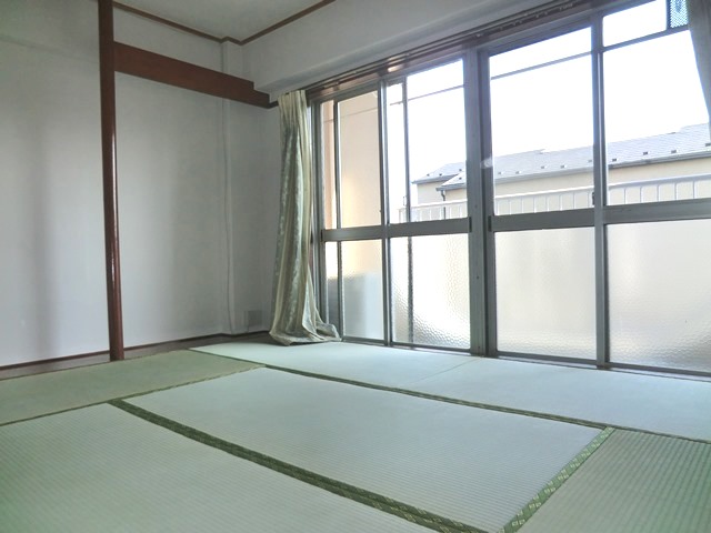 Living and room. ☆ Large windows, Day is good ☆