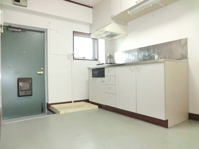 Living and room. ☆ Spread kitchen ・ There is storage room washing machine ☆