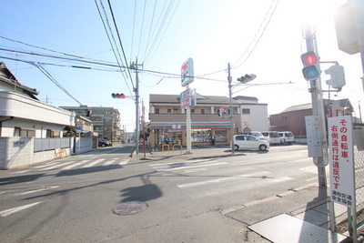 Convenience store. 600m to Seven-Eleven (convenience store)