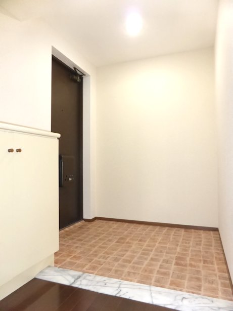 Entrance. Comfortable spacious entrance hall ・ Stroller also put a breeze