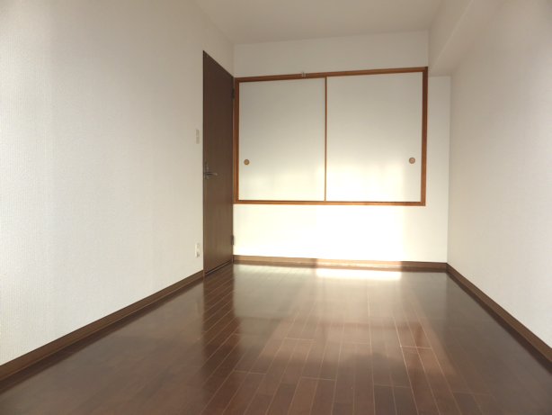 Other room space. Bright and spacious 6.4 Pledge of Western-style rooms facing the balcony