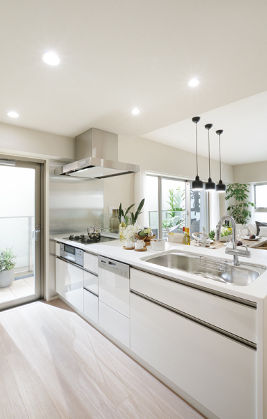 Bright kitchen facing the balcony. 3WAY kitchen to ensure the flow line to the balcony and wash room