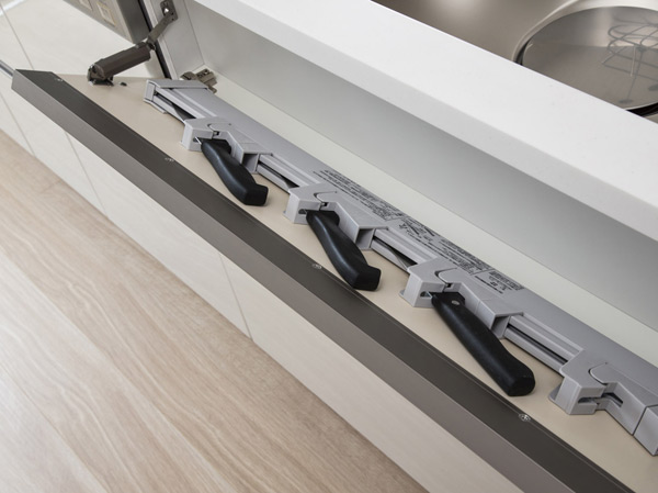 Kitchen.  [Sink before kitchen knife feed] Taken out of the ease in cooking Ya, Storage space of the kitchen knife in consideration of the ease-of-use. Since Child of with lock is safe. (Model Room A type ・ Free Plan / Compensation ・ Application deadline Yes ※ Some including paid option)