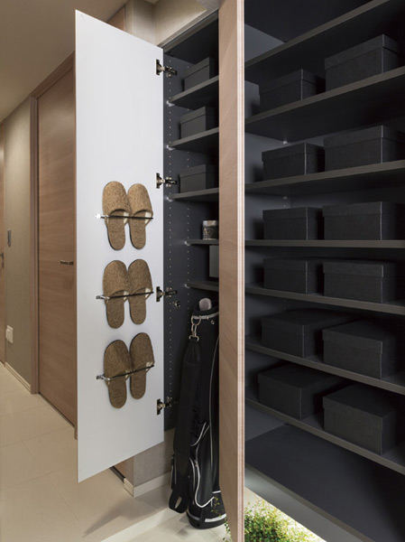 Interior.  [Thor type shoes cloak] The entrance, Adopted a tall type shoes cloak. Possible space adjustment because the movable shelves, It also can be stored stroller and golf bag, etc.. (Model Room A type ・ Free Plan / Compensation ・ Application deadline Yes ※ Some including paid option)