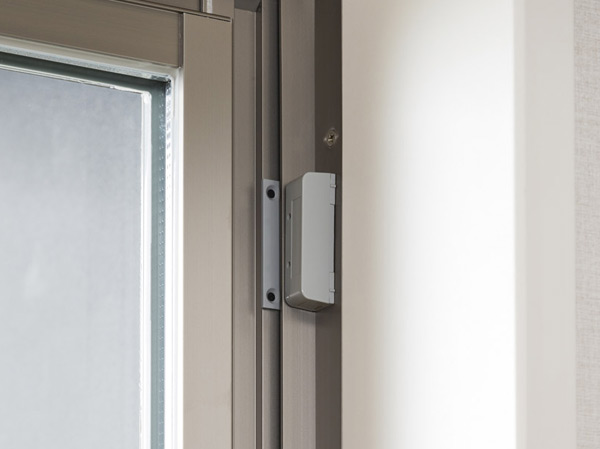 Security.  [Security sensors] When the front door or window is opened at the time of crime prevention set, An alarm sound, Automatically reported to the monitoring center.  ※ Surface lattice with window, Except for the FIX window (same specifications)