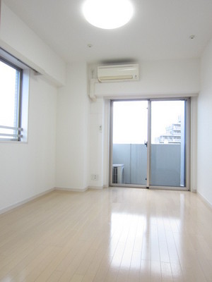 Living and room. Two-sided lighting! Airy is a good room! 