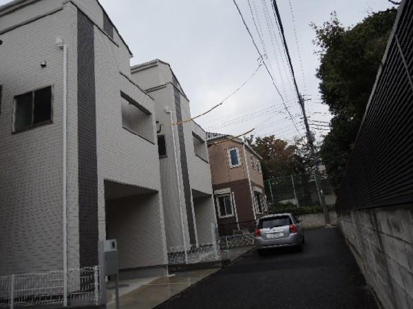 Local photos, including front road. It is a front road 4M.