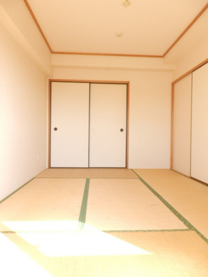 Living and room. 6-mat Japanese-style room facing the balcony