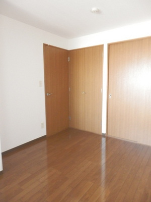 Receipt. Western-style wall-to-wall storage space