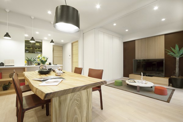 Flex door living room which is open (the movable partition) ・ Dining create a spacious living space of about 16.0 tatami
