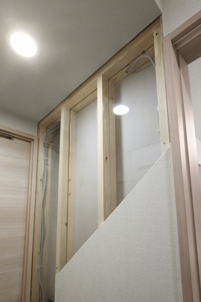 Directions to the model room (a word from the person in charge)