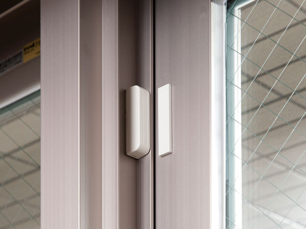 Security.  [Security sensors (1 floor only ・ Except for some)] It sounds an alarm and the window is opened at the time of the sensor set, Problem with abnormal. (Same specifications)