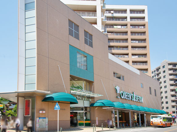 Surrounding environment. Queens Isetan Kitaurawa store (6-minute walk / About 410m)