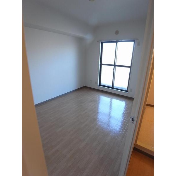 Living and room. North Western-style 6 Pledge