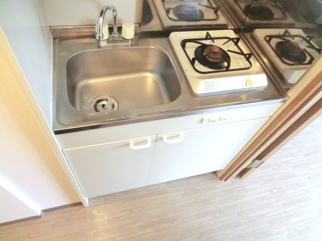 Kitchen. It comes with a gas stove 1-neck ☆