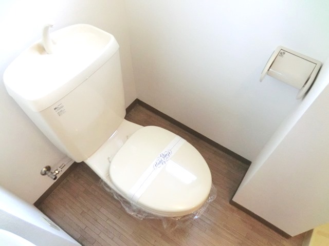 Toilet. It comes with a window ☆