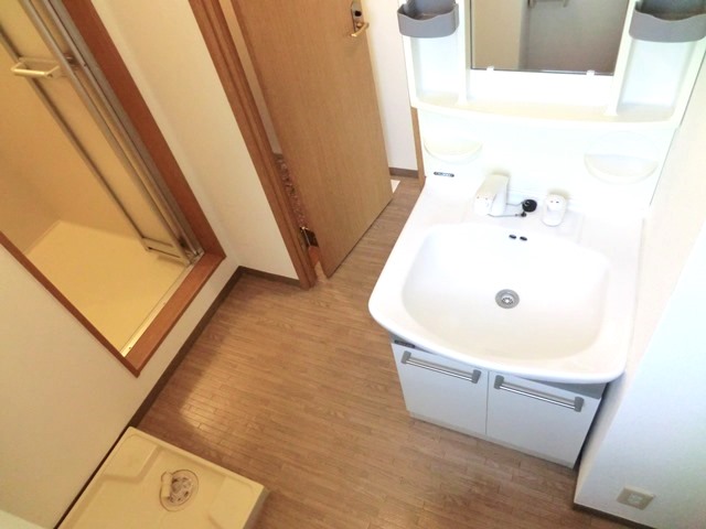 Washroom. Shampoo dresser ・ There Indoor Laundry Area ☆