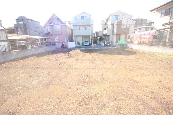 Local land photo. Here also is the state of the south. Because the road is about 5.5m, The south side of the three-story is not worried at all. 