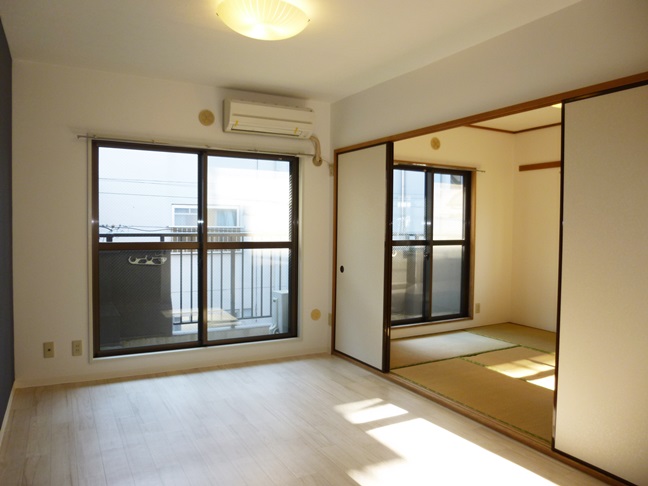 Other room space. Bright Western-style rooms facing the south balcony