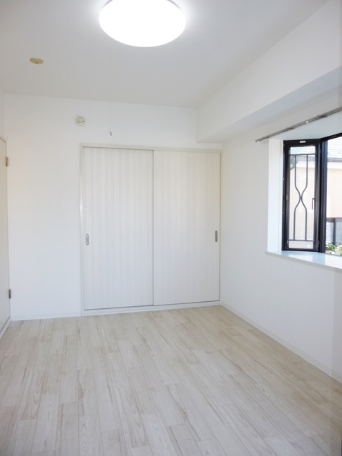 Other room space. Bright north Western-style two-sided lighting can be taken