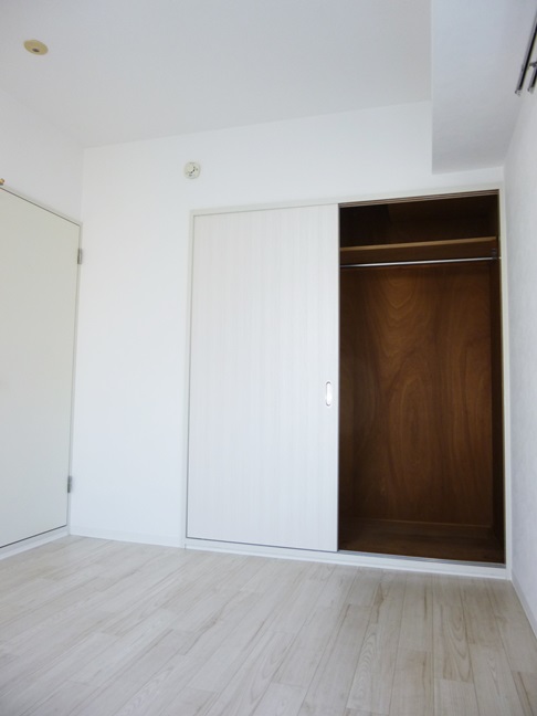 Receipt. Out in the sliding door Ease plenty of storage closet