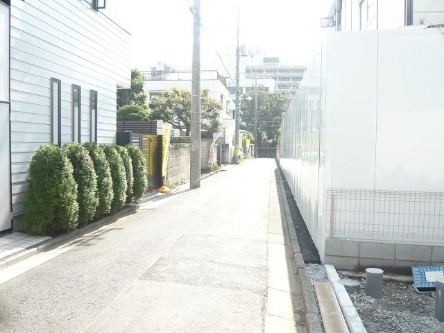 Local photos, including front road. It is less the front road of quiet and traffic.
