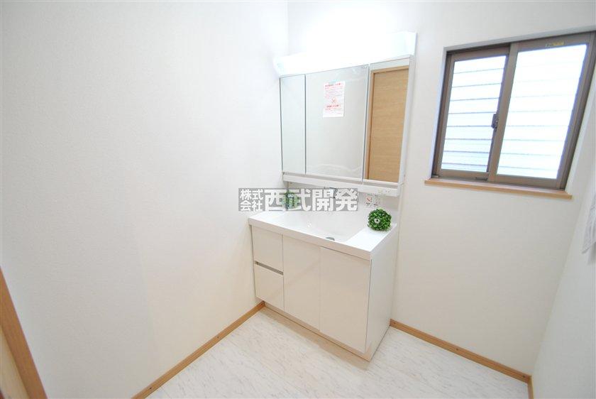 Wash basin, toilet. 1 Building Living (November 2013) Shooting